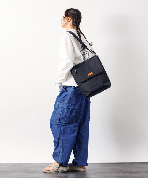 UNIVERSAL OVERALL(ユニバーサルオーバーオール)の「【UNIVERSALOVERALL / ユニバーサルオーバーオール】VERTICALLY flap shoulder/フラップショルダーバッグ/UVO-209(ショルダーバッグ・メンズ・ネイビー/ブラック/チャコールグレー/ダークベージュ・フリー)」の22枚目の写真