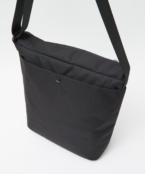 UNIVERSAL OVERALL(ユニバーサルオーバーオール)の「【UNIVERSALOVERALL / ユニバーサルオーバーオール】VERTICALLY flap shoulder/フラップショルダーバッグ/UVO-209(ショルダーバッグ・メンズ・ネイビー/ブラック/チャコールグレー/ダークベージュ・フリー)」の14枚目の写真