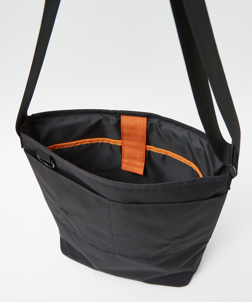UNIVERSAL OVERALL(ユニバーサルオーバーオール)の「【UNIVERSALOVERALL / ユニバーサルオーバーオール】VERTICALLY flap shoulder/フラップショルダーバッグ/UVO-209(ショルダーバッグ・メンズ・ネイビー/ブラック/チャコールグレー/ダークベージュ・フリー)」の9枚目の写真
