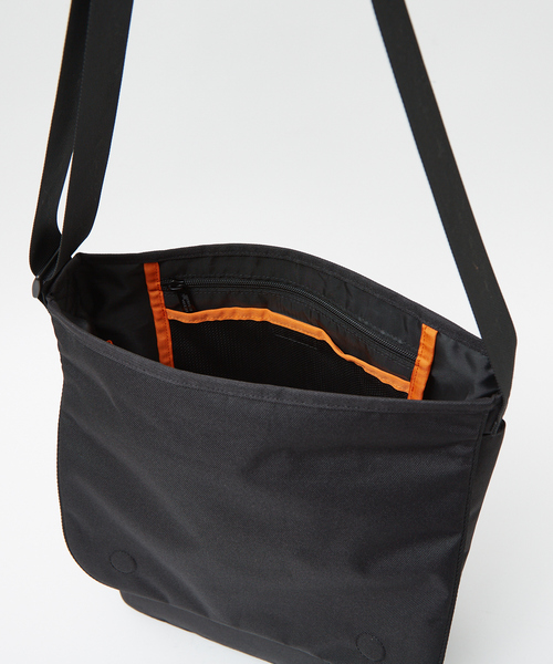 UNIVERSAL OVERALL(ユニバーサルオーバーオール)の「【UNIVERSALOVERALL / ユニバーサルオーバーオール】VERTICALLY flap shoulder/フラップショルダーバッグ/UVO-209(ショルダーバッグ・メンズ・ネイビー/ブラック/チャコールグレー/ダークベージュ・フリー)」の10枚目の写真