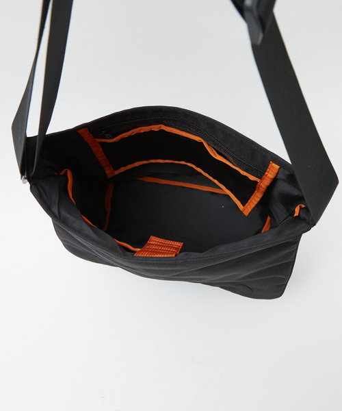 UNIVERSAL OVERALL(ユニバーサルオーバーオール)の「【UNIVERSALOVERALL / ユニバーサルオーバーオール】VERTICALLY flap shoulder/フラップショルダーバッグ/UVO-209(ショルダーバッグ・メンズ・ネイビー/ブラック/チャコールグレー/ダークベージュ・フリー)」の11枚目の写真