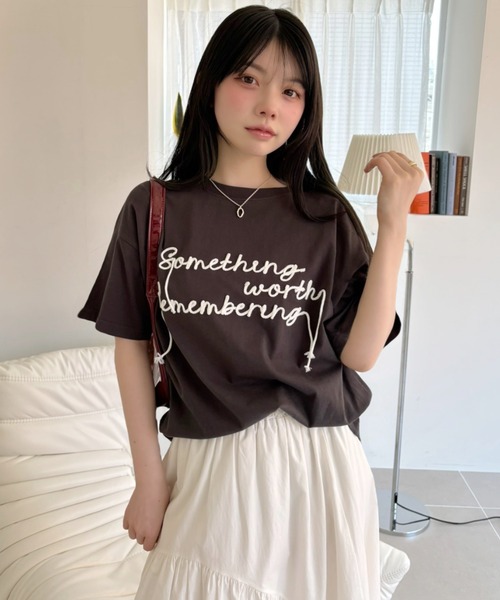 Ada.(エイダ)の「ロープ刺繍 ロゴ Tシャツ(Tシャツ/カットソー・レディース・チャコール/オートミール/アイボリー・FREE)」の2枚目の写真