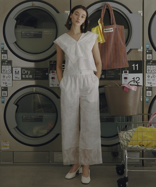 Firsthand（ファーストハンド）の「Firsthand/ファーストハンド スクエア刺繍 ワイドシルエット イージーパンツ / セットアップ対応（その他パンツ・レディース・ホワイト/ブラック・S/M）」の2枚目の写真