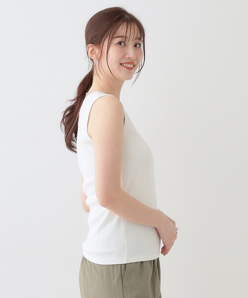 SHOO・LA・RUE(シューラルー)の「【洗える/S-LL】色違いで揃えたい テレコリブタンクトップ(タンクトップ・レディース・ホワイト/ダークグレー/サックスブルー系2/ナチュラル/ホワイト系3/ブラック・01/04/02/03)」の11枚目の写真