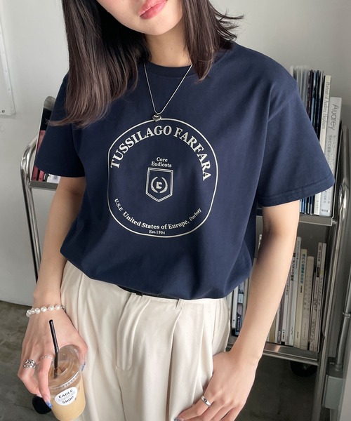Chillfar(チルファー)の「ロゴデザインミックスTEEシャツ(Tシャツ/カットソー・レディース・ネイビー系/グリーン系1/ベージュ系/グレー系1/ブラック系1/ネイビー/ベージュ系1/グレー系/ホワイト/ブラウン/ブラウン系1/ブラウン系/ホワイト系1/ホワイト系/ベージュ/ネイビー系1/チャコール/ブラック系/ブラック・FREE)」の1枚目の写真