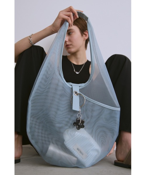 un/neu(アンノイ)の「シアーメッシュラウンドバッグ / シースルートート(トートバッグ・レディース・ブラック/ブルー・FREE)」の1枚目の写真