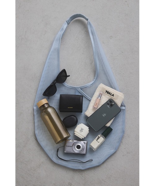 un/neu(アンノイ)の「シアーメッシュラウンドバッグ / シースルートート(トートバッグ・レディース・ブラック/ブルー・FREE)」の3枚目の写真