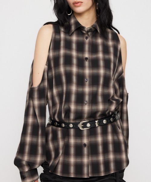 LAGUA GEM(ラグアジェム)の「SHOULDER OPEN CHECK シャツ(シャツ/ブラウス・レディース・ブラック/ブラウン・FREE)」の2枚目の写真