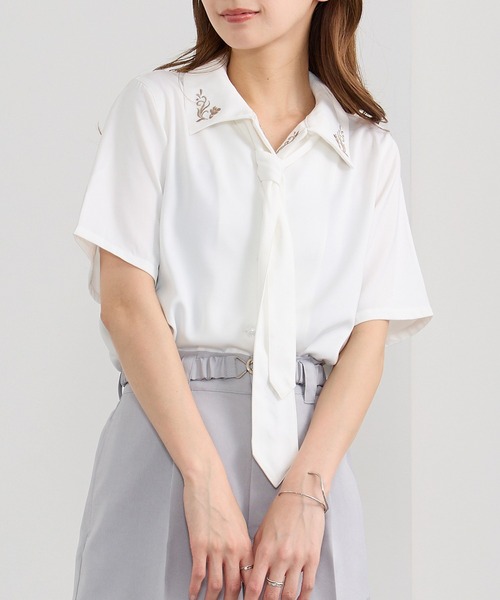 NICOLE CLUB(ニコル クラブ)の「ネクタイ付き2way刺繍ブラウス(シャツ/ブラウス・レディース・オフホワイト/サックスブルー/ピンク/チャコール・MEDIUM)」の1枚目の写真