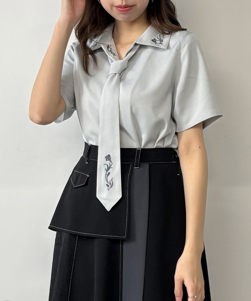 新品未使用・タグ付き　イノセントワールド　フォーク刺繍ブラウス　カフェオレ NICOLE CLUB（ニコル クラブ）の「ネクタイ付き2way刺繍ブラウス