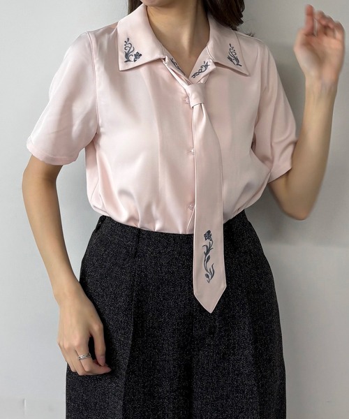 新品未使用・タグ付き　イノセントワールド　フォーク刺繍ブラウス　カフェオレ NICOLE CLUB（ニコル クラブ）の「ネクタイ付き2way刺繍ブラウス