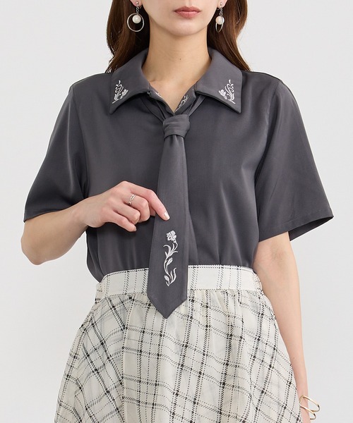新品未使用・タグ付き　イノセントワールド　フォーク刺繍ブラウス　カフェオレ NICOLE CLUB（ニコル クラブ）の「ネクタイ付き2way刺繍ブラウス