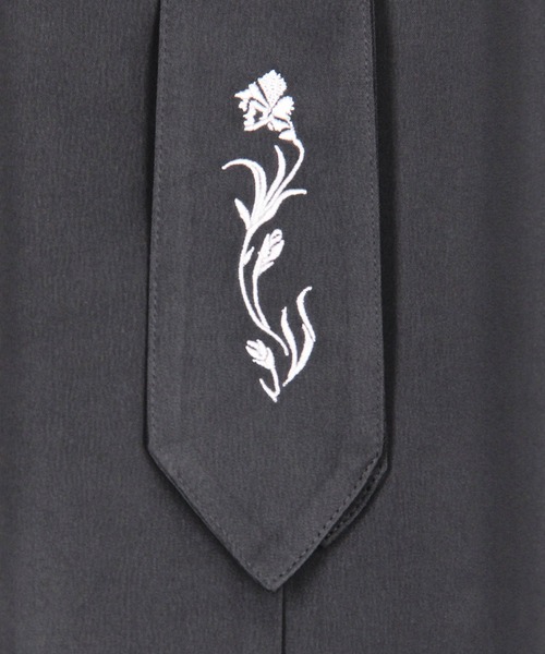 NICOLE CLUB(ニコル クラブ)の「ネクタイ付き2way刺繍ブラウス(シャツ/ブラウス・レディース・オフホワイト/サックスブルー/ピンク/チャコール・MEDIUM)」の5枚目の写真