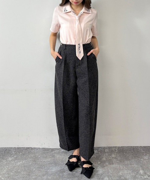 新品未使用・タグ付き　イノセントワールド　フォーク刺繍ブラウス　カフェオレ NICOLE CLUB（ニコル クラブ）の「ネクタイ付き2way刺繍ブラウス