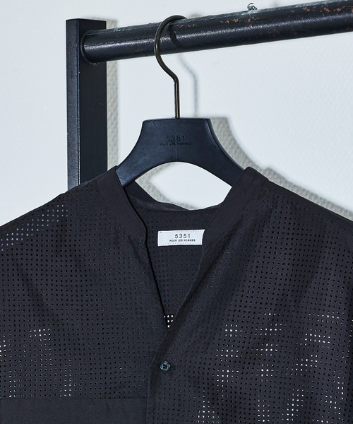 5351 POUR LES HOMMES（ゴーサンゴーイチプールオム）の「【25S/S】パッチワーク メッシュ 半袖シャツ（シャツ/ブラウス・メンズ・ホワイト/ブラック・46/44/50/48）」の6枚目の写真