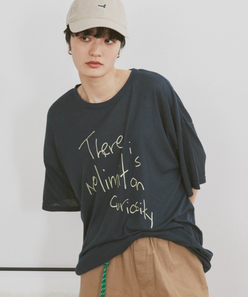 MERLOT(メルロー)の「レタリングロゴ刺繍オーバーサイズシアーT(Tシャツ/カットソー・レディース・ピンク/ネイビー/グレー・FREE)」の2枚目の写真