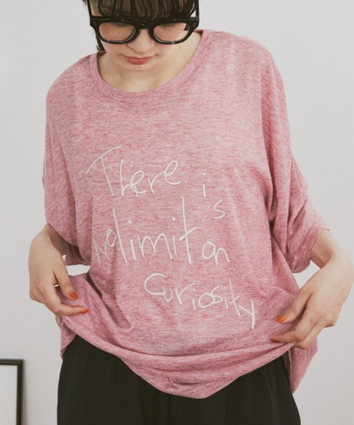 MERLOT(メルロー)の「レタリングロゴ刺繍オーバーサイズシアーT(Tシャツ/カットソー・レディース・ピンク/ネイビー/グレー・FREE)」の3枚目の写真