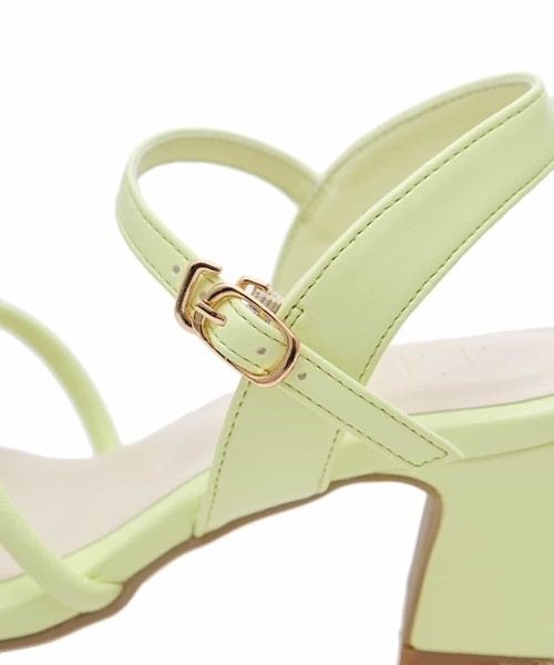 a.v.v（アーヴェヴェ）の「スクエアトゥストラップサンダル（サンダル・レディース・クリーム/アイボリー/ブラック・23.5/22.5/24.5）」の8枚目の写真