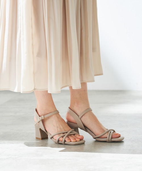 a.v.v（アーヴェヴェ）の「スクエアトゥストラップサンダル（サンダル・レディース・クリーム/アイボリー/ブラック・23.5/22.5/24.5）」の2枚目の写真