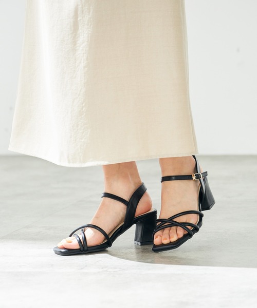 a.v.v（アーヴェヴェ）の「スクエアトゥストラップサンダル（サンダル・レディース・クリーム/アイボリー/ブラック・23.5/22.5/24.5）」の3枚目の写真