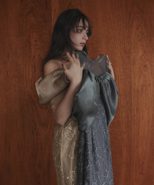 Callarus（カラルス）の「メタリックボイルオーガンジーオフショルダーデザイン刺繍ワンピースドレス〔Callarus〕（ドレス・レディース・グレー系/ベージュ系/ブラック・LL/L/M/3L/S）」の17枚目の写真