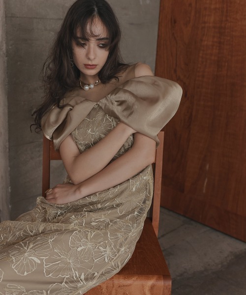 Callarus（カラルス）の「メタリックボイルオーガンジーオフショルダーデザイン刺繍ワンピースドレス〔Callarus〕（ドレス・レディース・グレー系/ベージュ系/ブラック・LL/L/M/3L/S）」の8枚目の写真