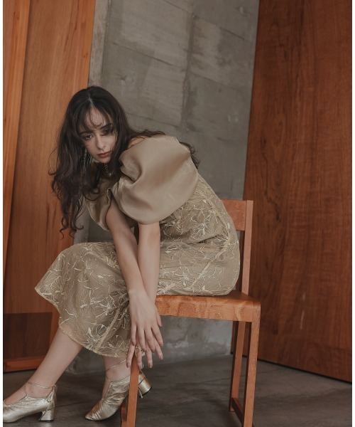 Callarus（カラルス）の「メタリックボイルオーガンジーオフショルダーデザイン刺繍ワンピースドレス〔Callarus〕（ドレス・レディース・グレー系/ベージュ系/ブラック・LL/L/M/3L/S）」の6枚目の写真