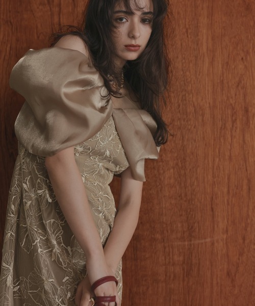 Callarus（カラルス）の「メタリックボイルオーガンジーオフショルダーデザイン刺繍ワンピースドレス〔Callarus〕（ドレス・レディース・グレー系/ベージュ系/ブラック・LL/L/M/3L/S）」の10枚目の写真