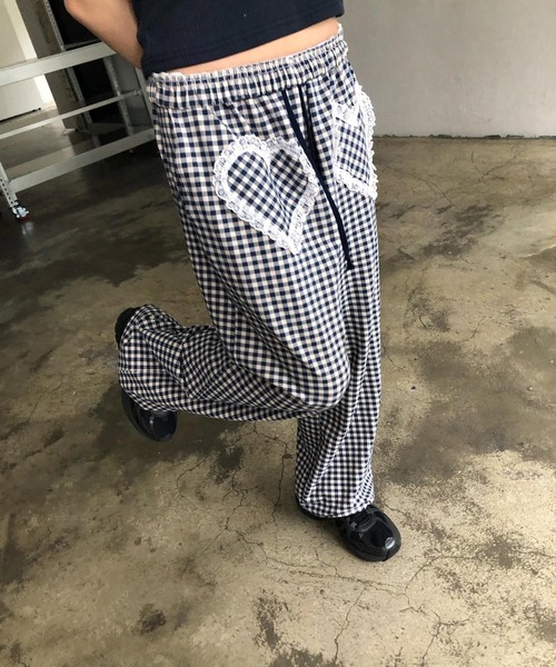 MEMECLE(メメクル)の「【 MEMECLE / メメクル 】ハート ギンガムチェック イージーワイドパンツ(その他パンツ・レディース・ネイビー/ブラック・FREE)」の10枚目の写真