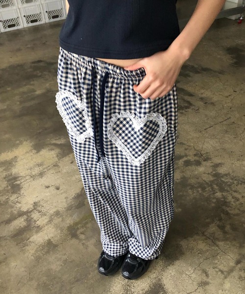 MEMECLE(メメクル)の「【 MEMECLE / メメクル 】ハート ギンガムチェック イージーワイドパンツ(その他パンツ・レディース・ネイビー/ブラック・FREE)」の12枚目の写真