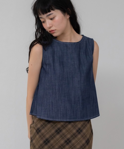 HEILIS(ヘイリス)の「バックオープンデニムトップス/韓国 ブラック ブルー ホワイト アイボリー スリット バックオープン 背中開き デニム トップス ノースリーブ 夏服 春服 秋服 セット対応 セットアップ コンパクト クロップド(シャツ/ブラウス・レディース・ホワイト/ブラック/ブルー・FREE)」の3枚目の写真