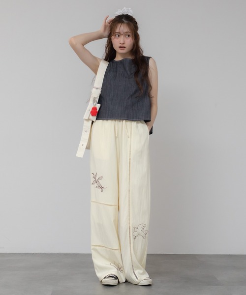 HEILIS(ヘイリス)の「バックオープンデニムトップス/韓国 ブラック ブルー ホワイト アイボリー スリット バックオープン 背中開き デニム トップス ノースリーブ 夏服 春服 秋服 セット対応 セットアップ コンパクト クロップド(シャツ/ブラウス・レディース・ホワイト/ブラック/ブルー・FREE)」の17枚目の写真