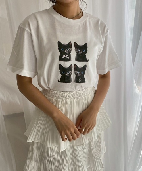 cuorequal(クオレコール)の「黒猫プリント半袖Tシャツ(Tシャツ/カットソー・レディース・ホワイト・MEDIUM)」の1枚目の写真