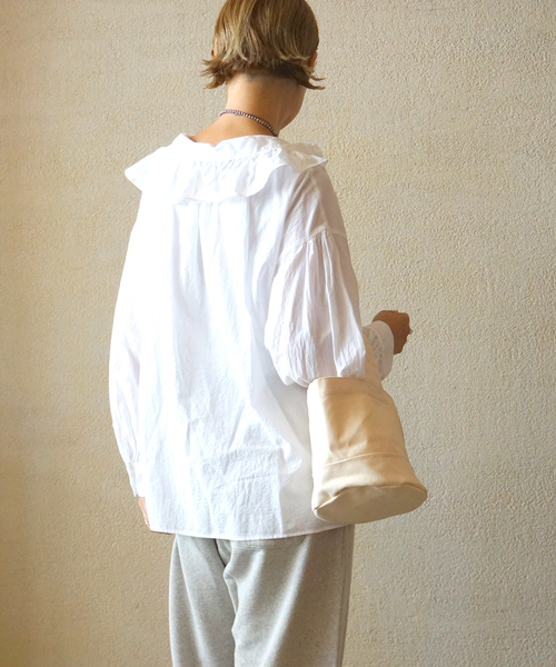 JOURNAL STANDARD LUXE（ジャーナルスタンダード　ラックス）の「ラッフルフリルプルオーバーシャツ（シャツ/ブラウス・レディース・ブラック/ホワイト・FREE）」の4枚目の写真