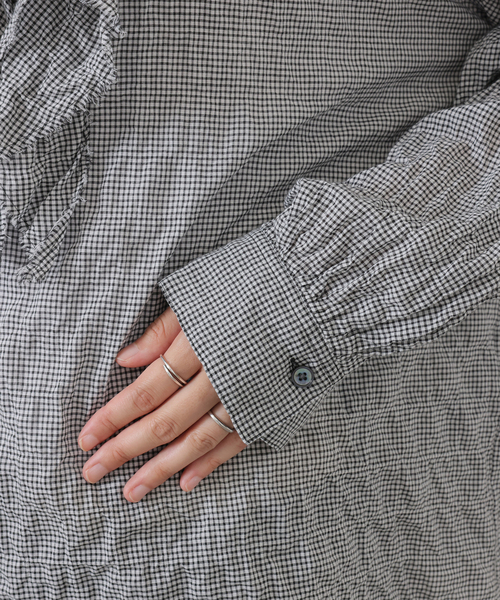 JOURNAL STANDARD LUXE（ジャーナルスタンダード　ラックス）の「ラッフルフリルプルオーバーシャツ（シャツ/ブラウス・レディース・ブラック/ホワイト・FREE）」の19枚目の写真