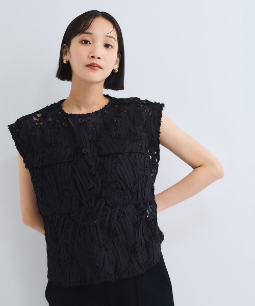 VICKY（ビッキー）の「シシュウチュールレースノーカラーベスト（ベスト・レディース・ベージュ/ブラック・M）」の2枚目の写真