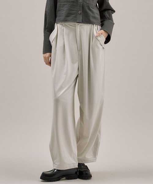 PUBLIC TOKYO(パブリックトウキョウ)の「キュプラフィブリルカーブパンツ(チノパンツ・レディース・ホワイト/ブラック・1/2)」の1枚目の写真