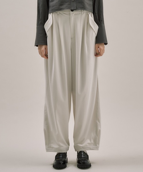 PUBLIC TOKYO(パブリックトウキョウ)の「キュプラフィブリルカーブパンツ(チノパンツ・レディース・ホワイト/ブラック・1/2)」の5枚目の写真