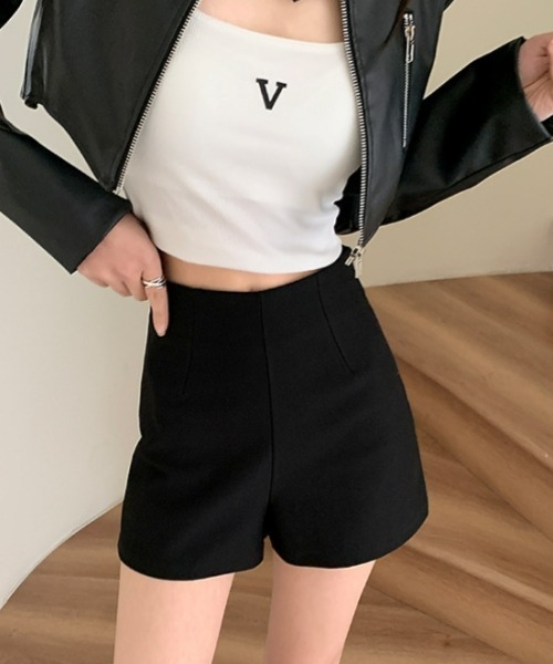 gossip!ロサンゼルス(ゴシップロサンゼルス)の「【Y2Kガーリー】ハイウエスト厚手スーツショートパンツ/裏起毛ショーツ【サイズあり】 厚手(韓国ファッションガーリー定番)(その他パンツ・レディース・ブラック・S/M/L)」の4枚目の写真