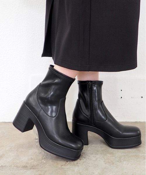 あしながおじさん（アシナガオジサン）の「厚底レトロブーツ　1310275（ブーツ・レディース・ブラック/マルチ・22.5cm/23cm/23.5cm/24cm/24.5cm）」の2枚目の写真