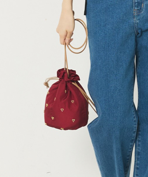 abahouse mavie（アバハウスマヴィ）の「ハートビーズ刺繍巾着（ショルダーバッグ・レディース・ブラック/ライトグレー/レッド・フリー）」の3枚目の写真