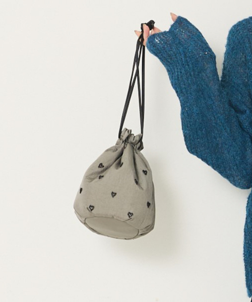 abahouse mavie（アバハウスマヴィ）の「ハートビーズ刺繍巾着（ショルダーバッグ・レディース・ブラック/ライトグレー/レッド・フリー）」の2枚目の写真
