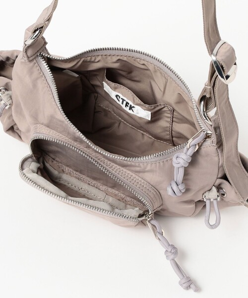 CONTROL FREAK / CTFK(コントロールフリーク)の「CONTROL FREAK / DOWNY ショルダーバッグ(トートバッグ・レディース・ブラック/グレー・ONE SIZE)」の11枚目の写真