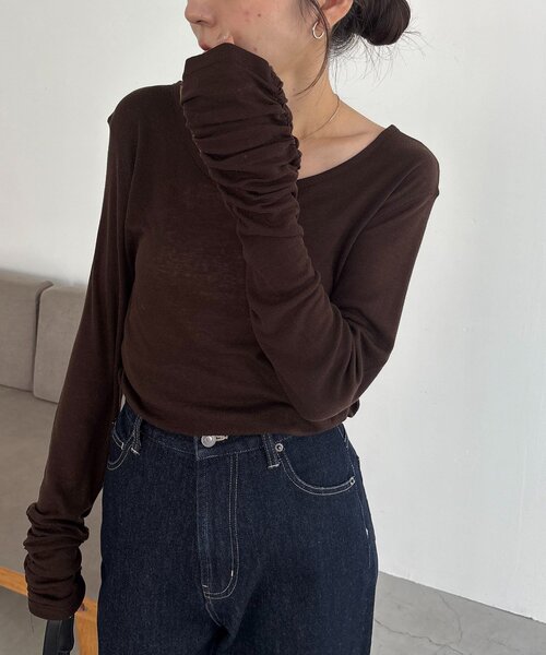 CAPRICIEUX LE'MAGE(カプリシューレマージュ)の「【前後2WAY】テンセルウール袖ギャザーロンT(Tシャツ/カットソー・レディース・グレー/ブラウン/オフホワイト/ブラック・FREE)」の4枚目の写真