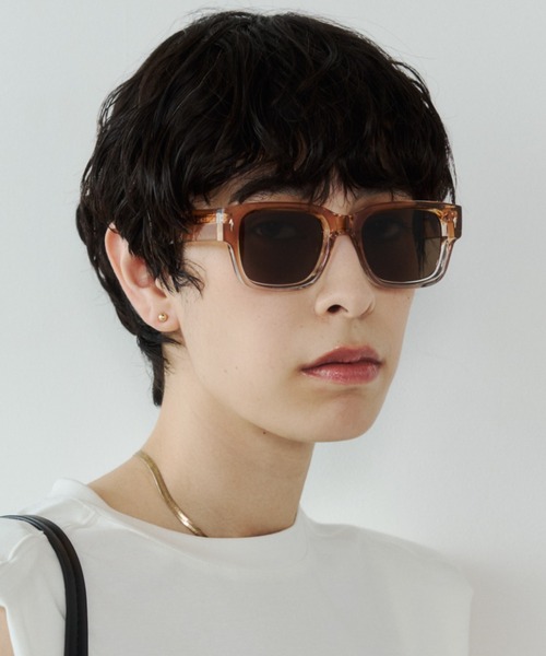 VION(ヴィオン)の「バイカラーフレームサングラス / Bicolor Frame Sunglasses(サングラス・レディース・ブラウン/ブラック・FREE)」の2枚目の写真