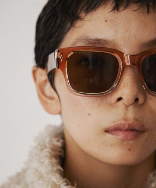 VION(ヴィオン)の「バイカラーフレームサングラス / Bicolor Frame Sunglasses(サングラス・レディース・ブラウン/ブラック・FREE)」の5枚目の写真