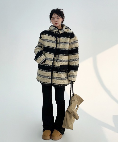 Dalfwin（ダールフィン）の「韓国ファッション ミドル丈ランダムボーダーボアコート（その他アウター・レディース・ブラック系・FREE）」の4枚目の写真