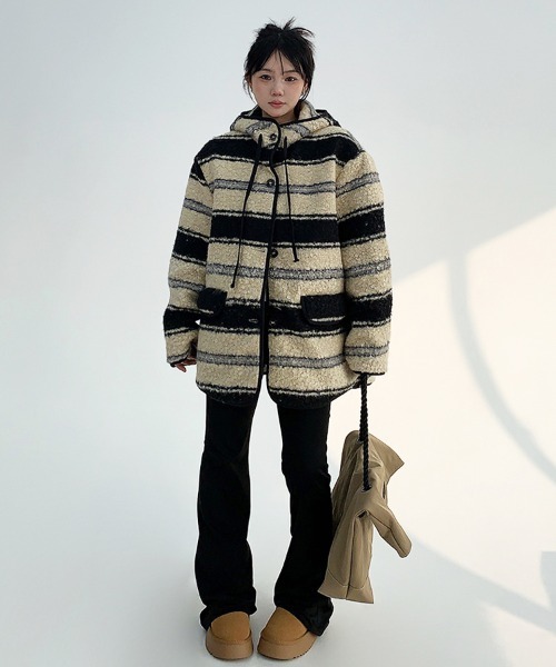 Dalfwin（ダールフィン）の「韓国ファッション ミドル丈ランダムボーダーボアコート（その他アウター・レディース・ブラック系・FREE）」の5枚目の写真