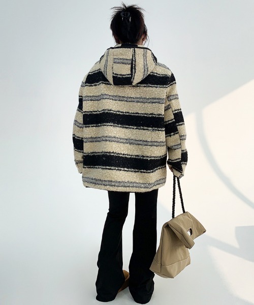 Dalfwin（ダールフィン）の「韓国ファッション ミドル丈ランダムボーダーボアコート（その他アウター・レディース・ブラック系・FREE）」の6枚目の写真