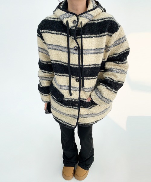 Dalfwin（ダールフィン）の「韓国ファッション ミドル丈ランダムボーダーボアコート（その他アウター・レディース・ブラック系・FREE）」の11枚目の写真